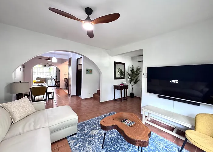 Gorgeous Three Bedroom Townhouse Сasa de vacaciones Coco