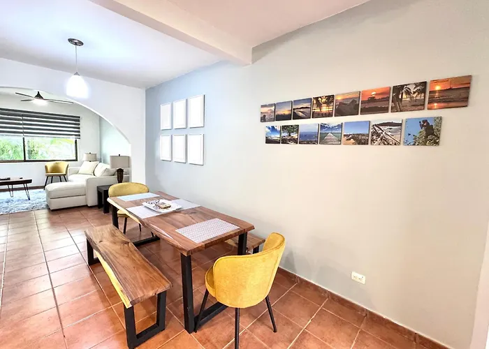 Сasa de vacaciones Gorgeous Three Bedroom Townhouse